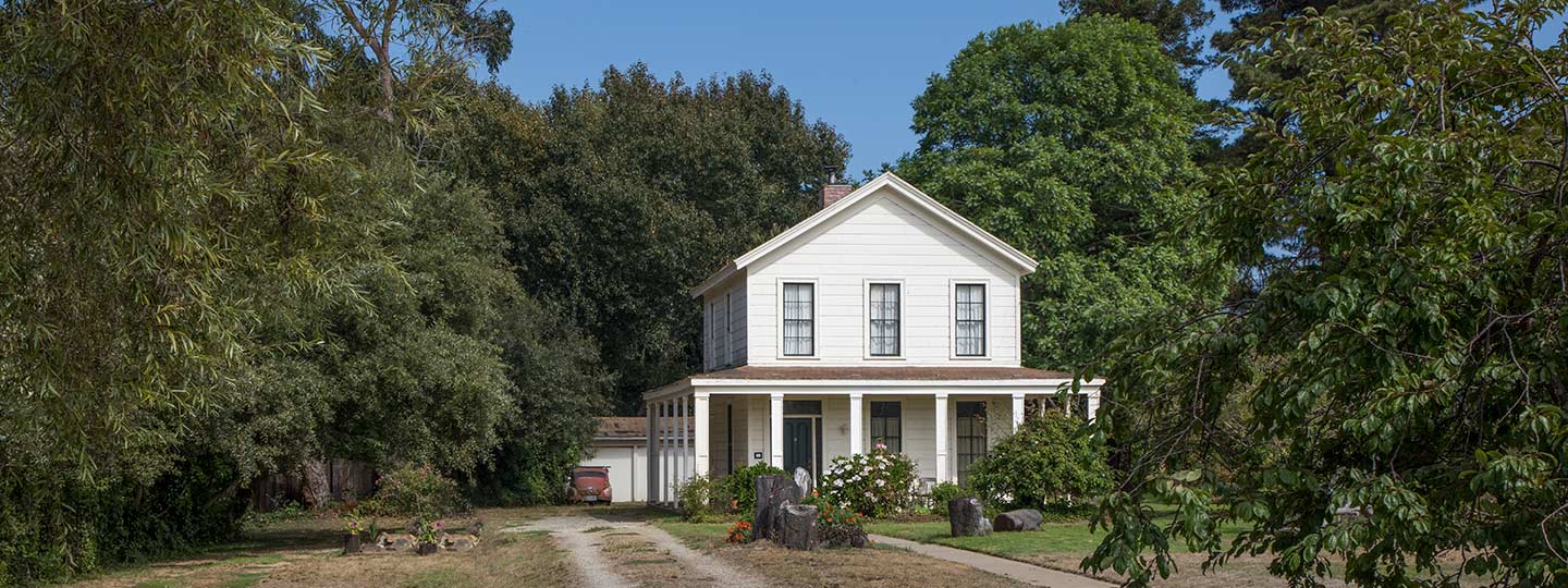 A Lovely White Country House In The Town Of Pescadero
