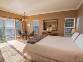 The Montara Suite With Dining Table At Inn at Mavericks