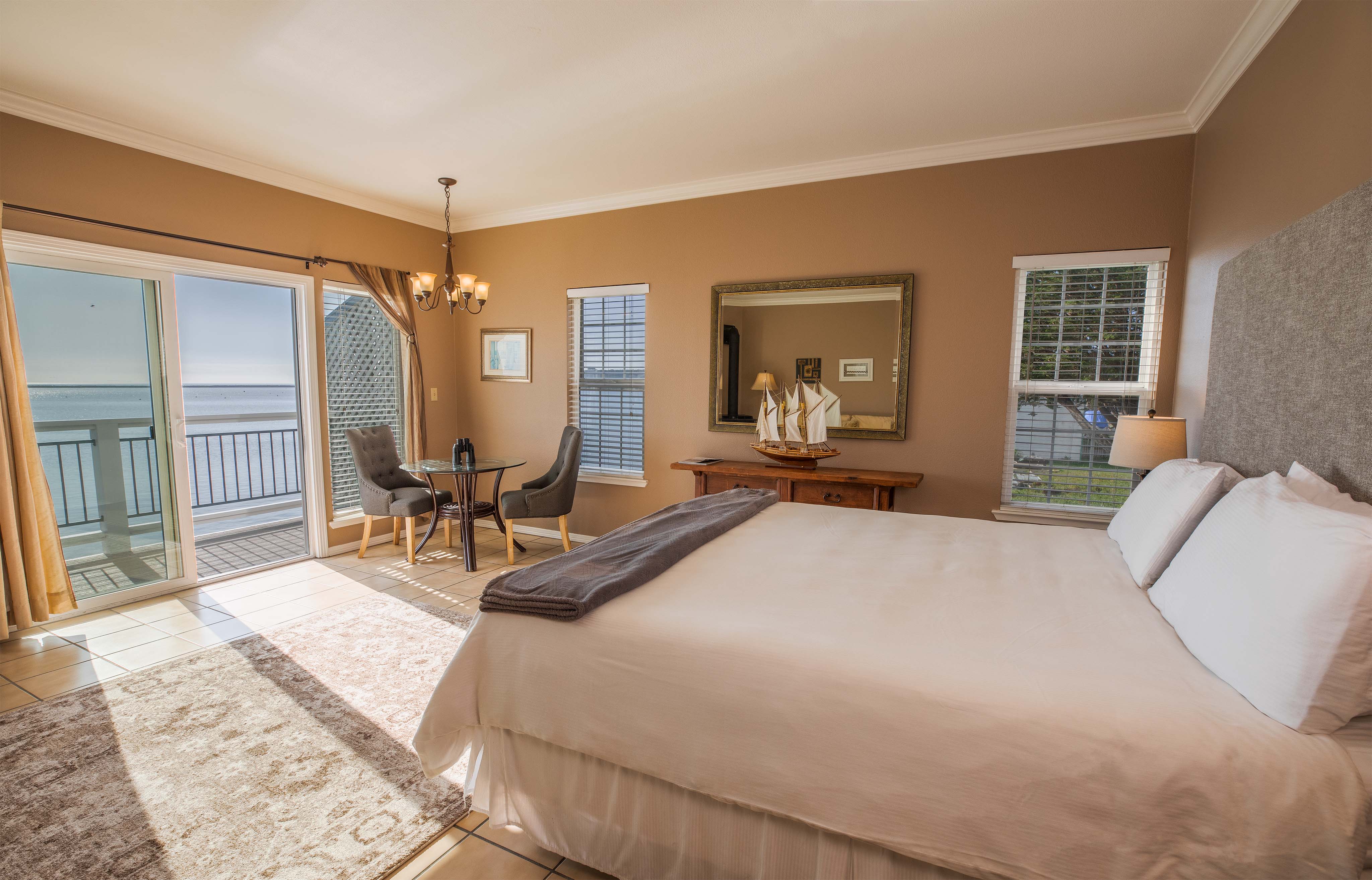 The Montara Suite With Dining Table At Inn at Mavericks