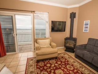 Ross' Cove Suite With Sofa Chair, Gas Stove and Sofa