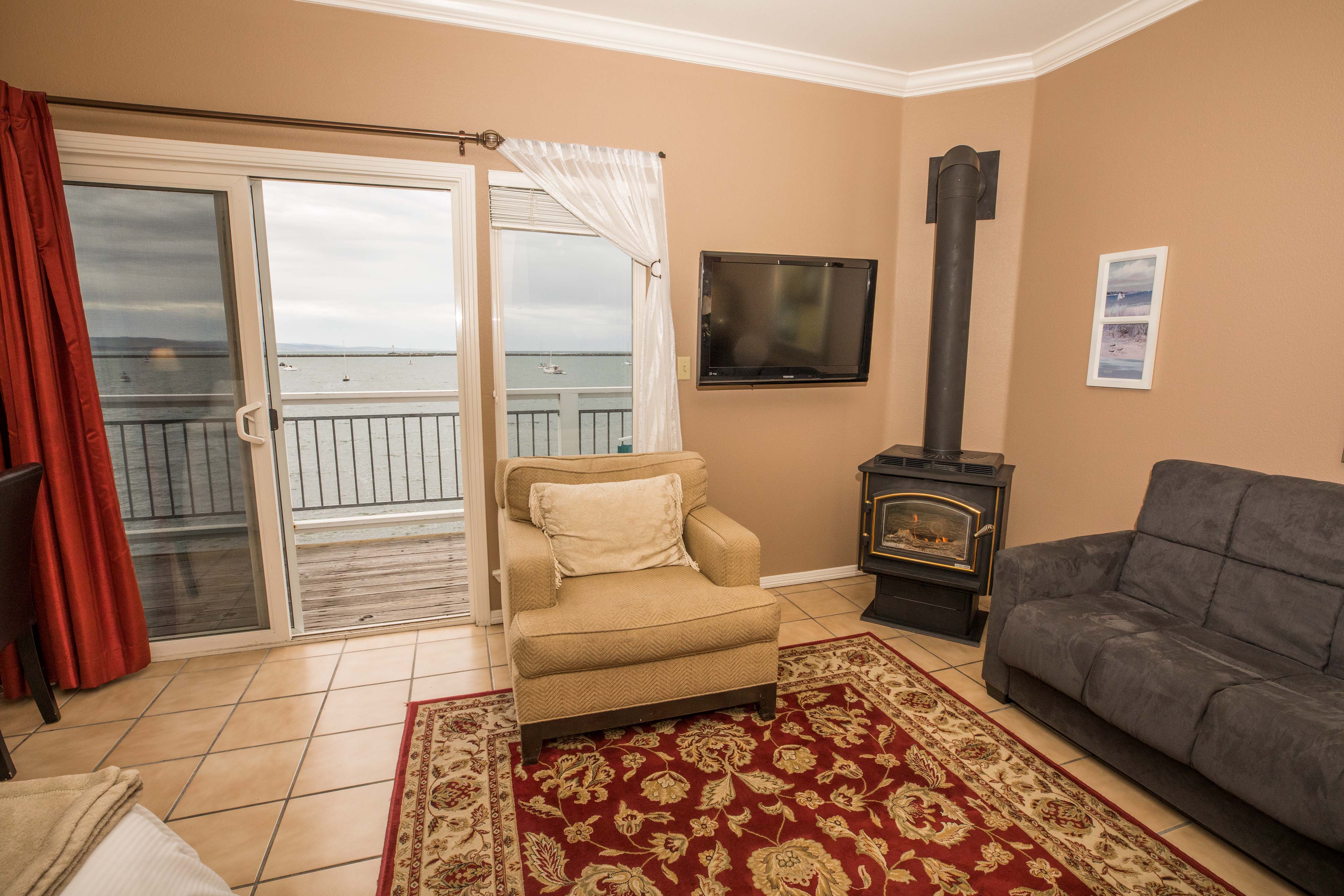 Ross' Cove Suite With Sofa Chair, Gas Stove and Sofa