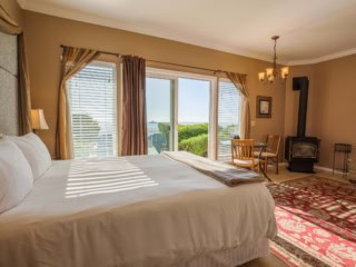 The Jetty Suite With King Bed, Dining Table and Gas Stove At Inn at Mavericks