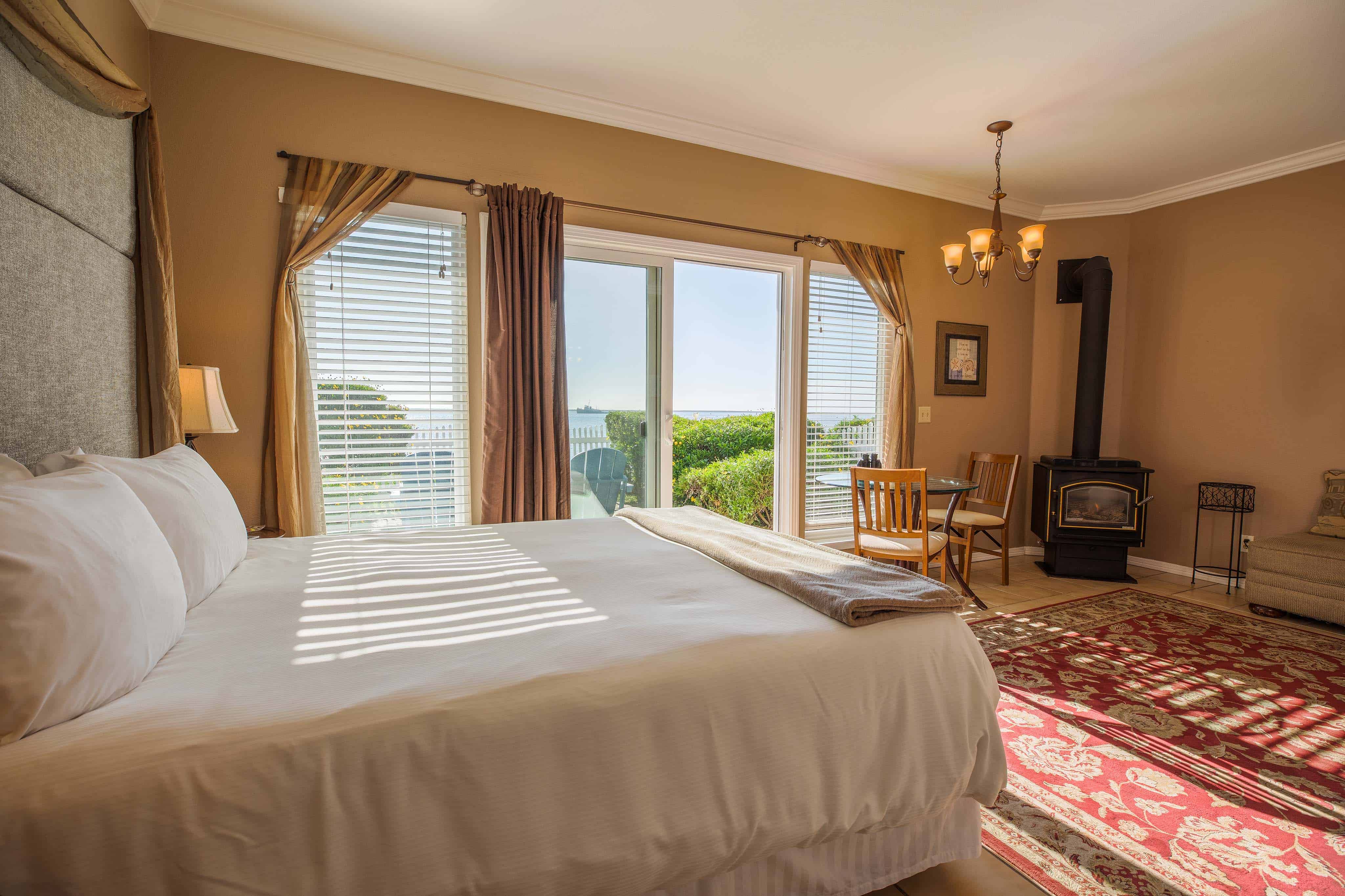 The Jetty Suite With King Bed, Dining Table and Gas Stove At Inn at Mavericks